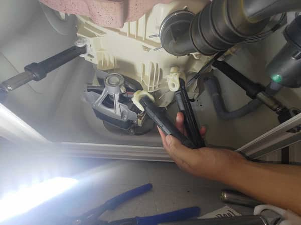 這部惠而浦AWC系列洗衣機竟然會自己「跳」？師傅按壓滾筒即揭曉真相 🏀