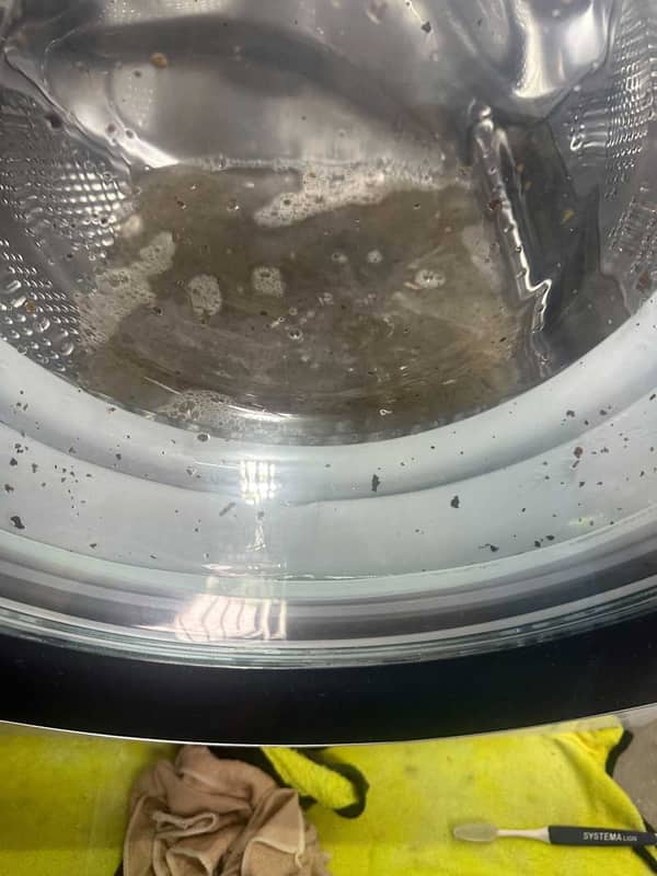洗衣珠用錯反而更髒！這部一年機齡的Siemens前置式洗衣機污水黑如坑渠水🪤
