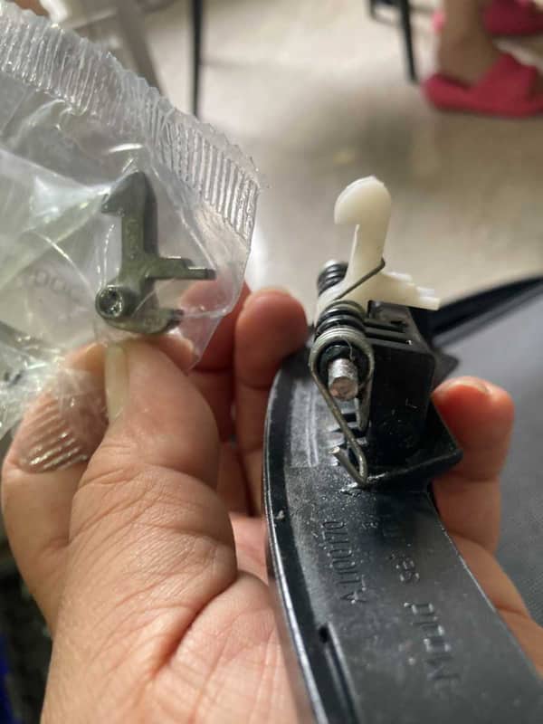 這部Electrolux EW系列洗衣機換咗門勾都開唔到門？原來係街外師傅用錯零件 🔍