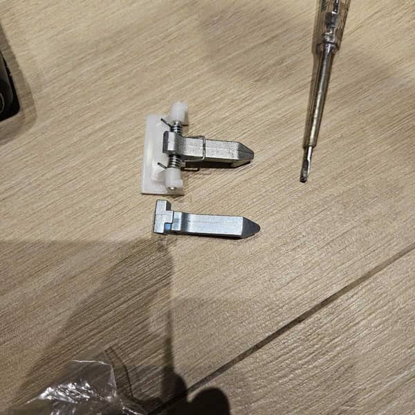 客人擔心門框壞了，結果這部白朗BWF系列洗衣機只是門勾扣位斷裂 😮