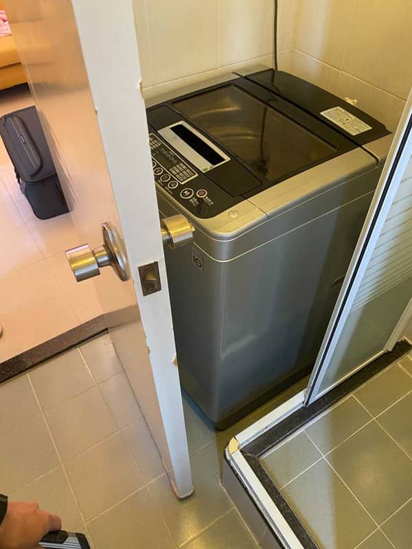 廁所門後的LG WT系列洗衣機滴滴答答入水，師傅狹窄空間換掣實錄 🚿