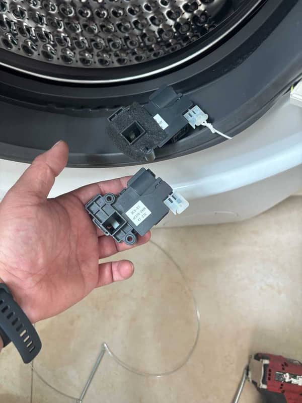 為救愛貓硬扯洗衣機門 🚪 這部Whirlpool FRAL系列洗衣機門鎖掣更換實錄