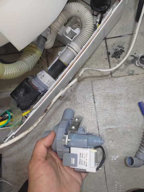 一日洗四機衫終於捱唔住？這部日立NW系列洗衣機「沖洗／排」燈號閃爍的真正原因 🔍