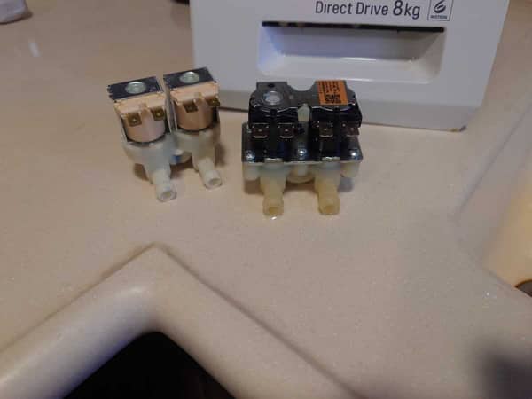 這部LG WF系列洗衣機沒開機卻積水？師傅拆解入水掣揭開滲漏真相 💧