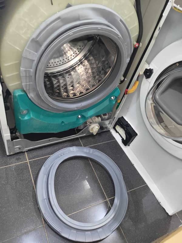 這部Samsung WW系列洗衣機門邊滲水？原來六點鐘位置的門膠邊最易破損 💧