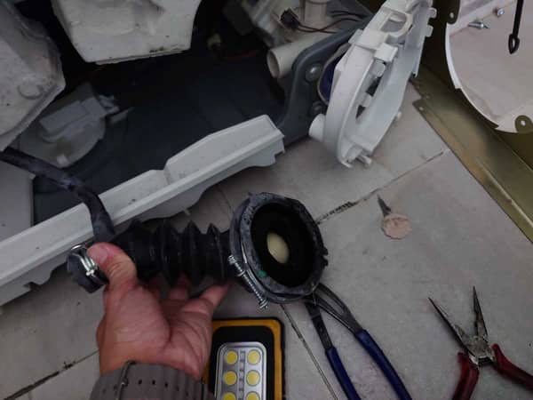 這部西門子WM系列洗衣機門鎖死打不開？師傅揭開缸底喉內的兩元硬幣真相 🪙