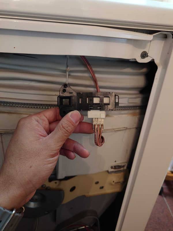 每次開機都要大力拍門？這部Brandt BT系列上置式洗衣機的門鎖掣困擾終於解決 💪