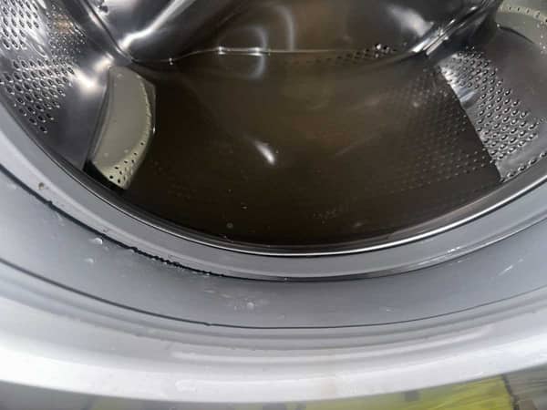 租屋族接手舊家電的衛生隱憂🔍 這部Whirlpool前置式洗衣機門膠邊霉斑清除實錄