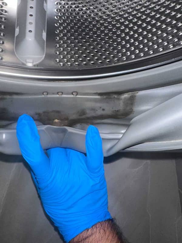 林小姐用盡方法都清唔到 🕵️ 這部Whirlpool前置式洗衣機門膠邊原來係霉菌作怪