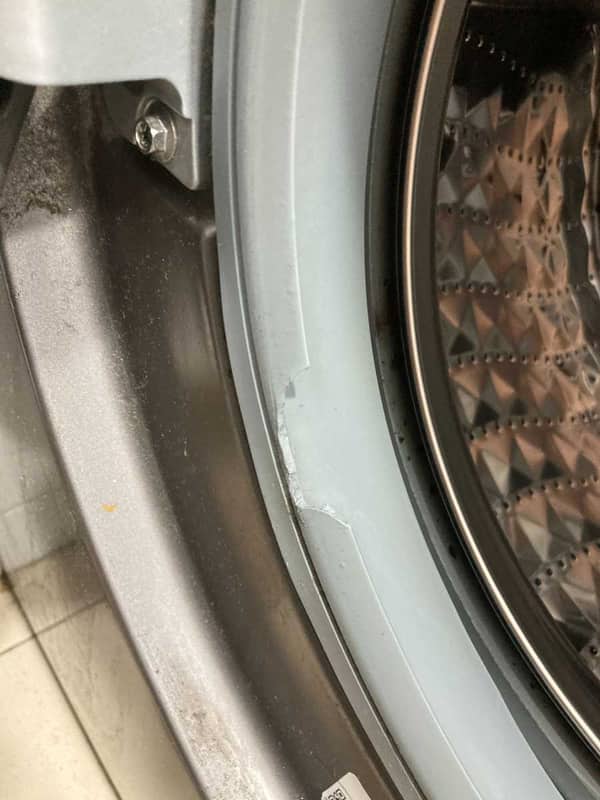 這部Samsung WW系列洗衣機門前總有水跡？原來門膠邊裂了一道大口 🚿