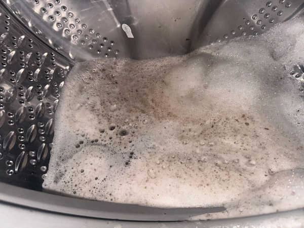 門膠邊自己抹過還是很髒？這部日立前置式洗衣機洗出石膏般硬塊🪨