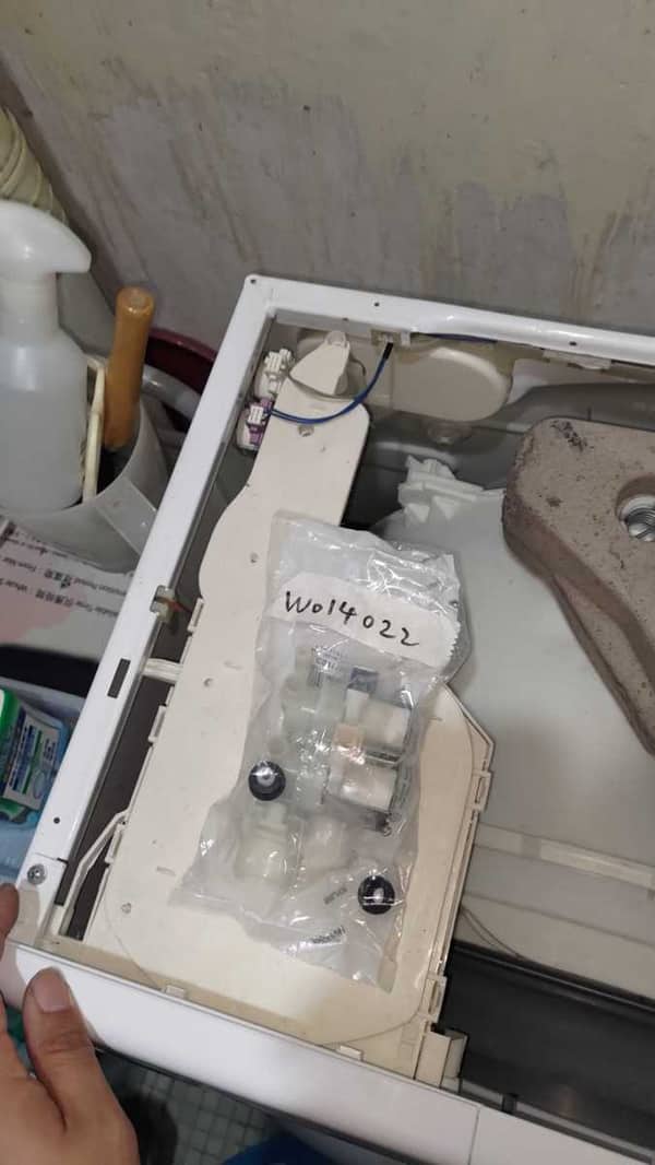 這部惠而浦CFCR系列洗衣機水聲澎湃卻滴水難進？師傅拆機揭示入水掣老化真相 💧