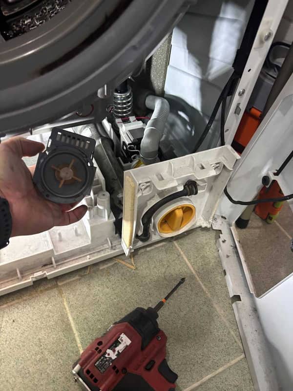 滿桶積水衣物濕透 🌊 師傅如何層層拆解這部日立洗衣機換出問題排水泵