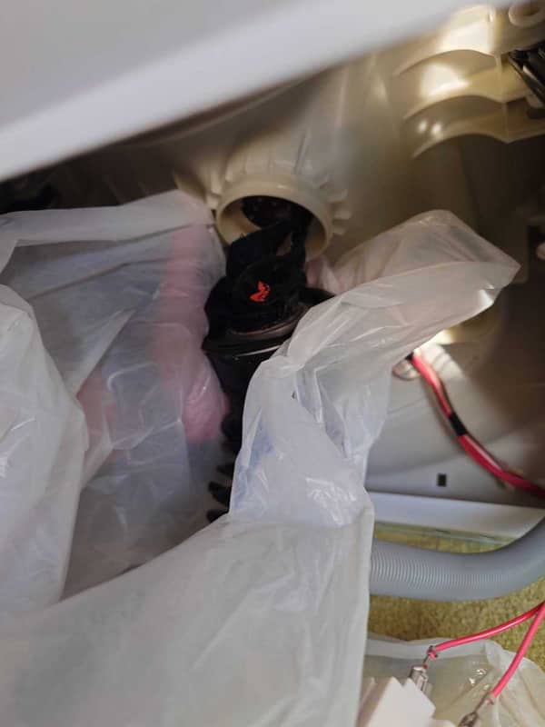 這部惠而浦WFCR系列洗衣機F05故障碼真兇竟是布口罩？門膠邊清潔習慣惹的禍 😷