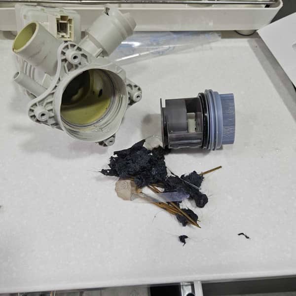 這部西門子WD系列洗衣機E18故障碼之謎：師傅拆開前板竟發現滿滿牙籤 😱