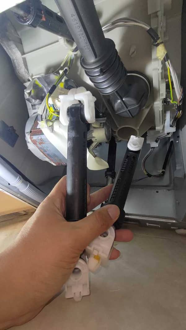 洗衣機震到成部跳起？這部西門子上置式的避震器竟已完全失效 😱