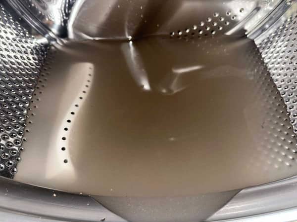 衣服洗完出現黃啡色污跡🤢 原來這部Philco前置式洗衣機內膽積滿黏稠污垢