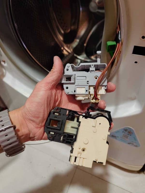 這部Ariston AR系列洗衣機鎖匙燈狂閃🔑 原來門鎖掣失靈導致全機癱瘓