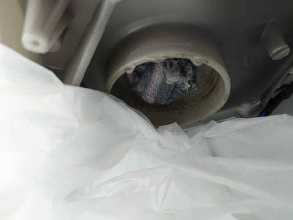 這部惠而浦TDLR系列洗衣機亮起「Clean Pump」燈號排不出水？師傅拆機後發現意外元兇 🧦