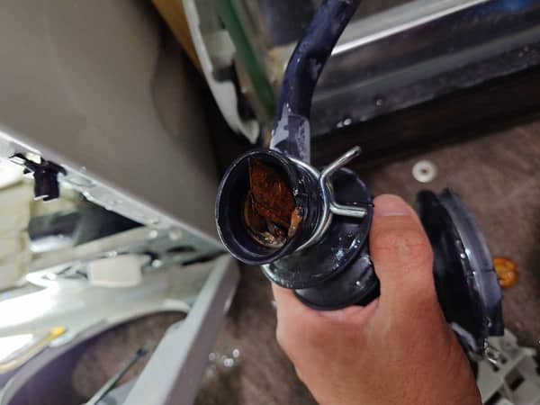 這部西門子洗衣機漏水原因揭曉：缸底喉藏了三把生鏽刀片 🔍