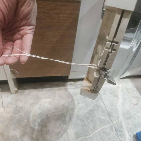 這部Siemens WD系列洗衣機門把手斷裂後，客人用水喉膠布自救的創意應變記錄 🧵