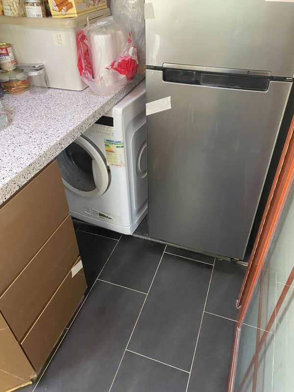 安裝在檯面下的這部Whirlpool AWC系列洗衣機脫水猛震，師傅如何在極窄空間處理避震器問題 🧩