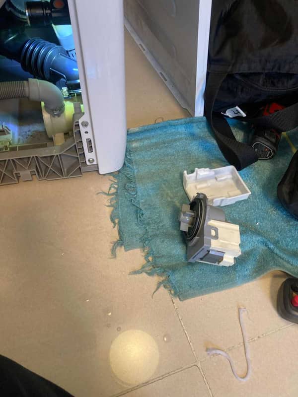 這部Zanussi ZWQ系列洗衣機顯示E20卻找不到堵塞？原來排水泵被白色繩子卡住了 🎯