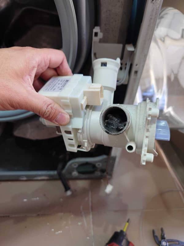 這部Siemens WM系列洗衣機E18故障碼不排水，原來是排水泵被雜物卡死造成的轉動問題 🌊