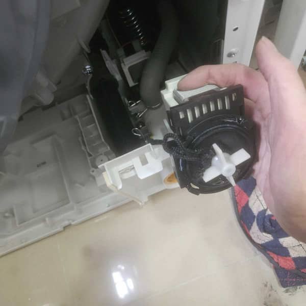 C02故障碼一出就不排水？這部Hitachi BD系列洗衣機現場拆檢才看見關鍵異物 🧵