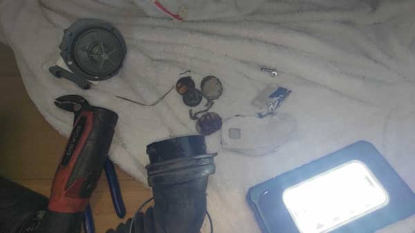 租屋交接最怕這種事：這部Philco PWD系列洗衣機E20故障碼，上一手留下的異物塞爆排水 🧾