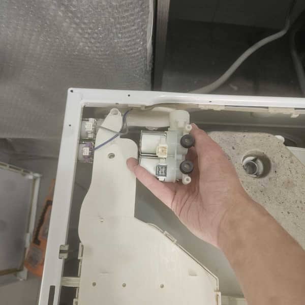 這部惠而浦CFCR系列洗衣機過水時只聽到入水聲但水量不足，反覆出現 h2o 的排查過程🕵️‍♂️