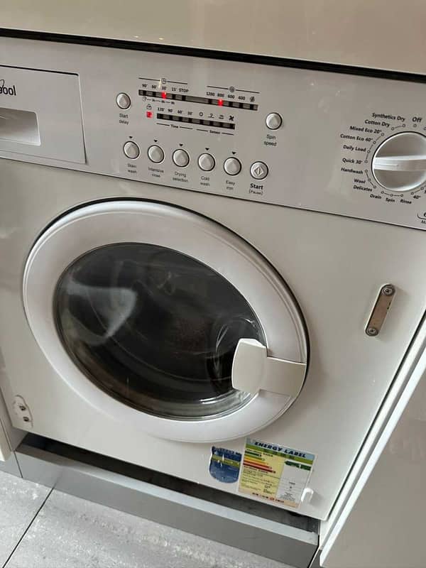 王小姐租屋遇洗衣程序中途停機：這部惠而浦AWI系列洗衣機排水正常但滾筒不轉，最後查出碳刷耗損 🔎