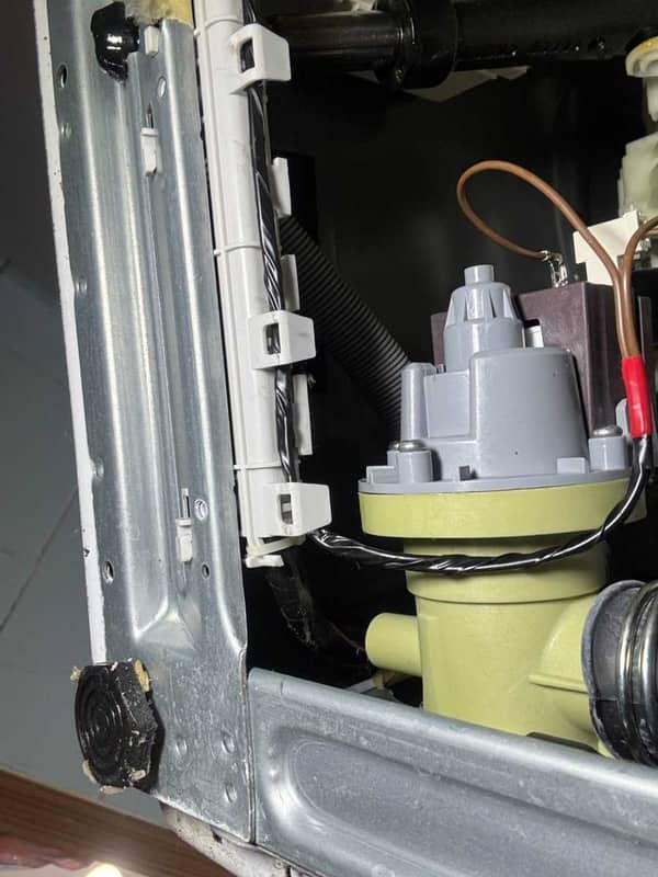 這部惠而浦WRAL系列洗衣機E12故障：清理濾網時軟喉被拔出引發漏水與不排水 🌊