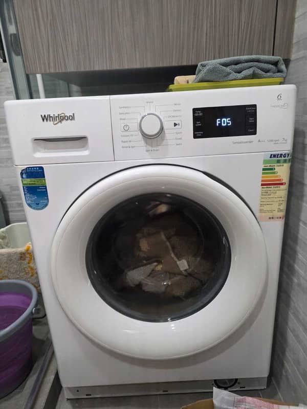 清洗地氈後這部惠而浦FWG系列洗衣機跳F05，沙石如何讓排水泵受損🧺