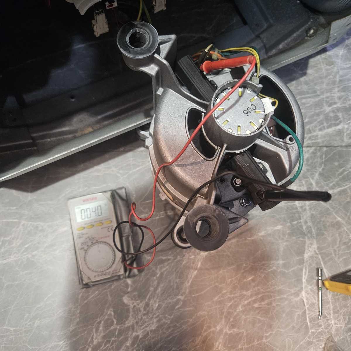這部西門子WK系列前置式洗衣機7年後突然停擺，火花聲揭露碳刷故障🧩