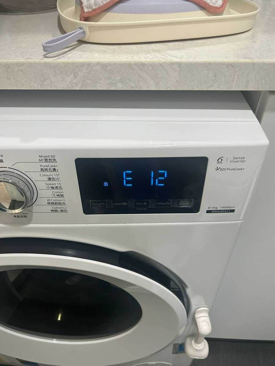 這部惠而浦WRAL系列洗衣機E12故障碼：吸色紙悄悄卡住排水系統 😮