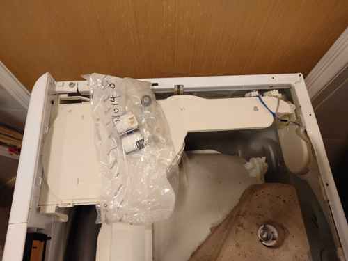 這部Whirlpool CFCR系列洗衣機閃爍H2O？師傅現場更換入水掣實錄 🌊