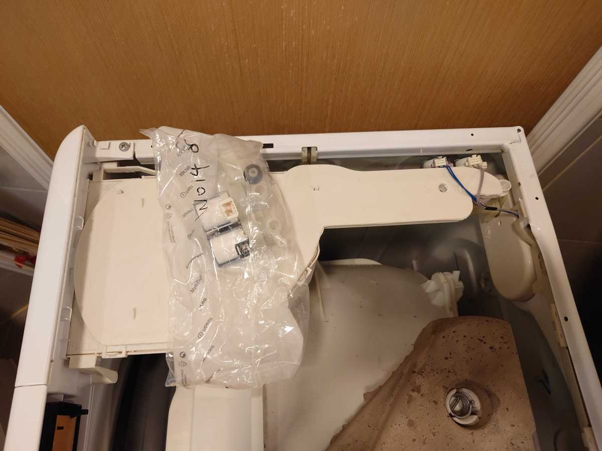 這部Whirlpool CFCR系列洗衣機閃爍H2O？師傅現場更換入水掣實錄 🌊