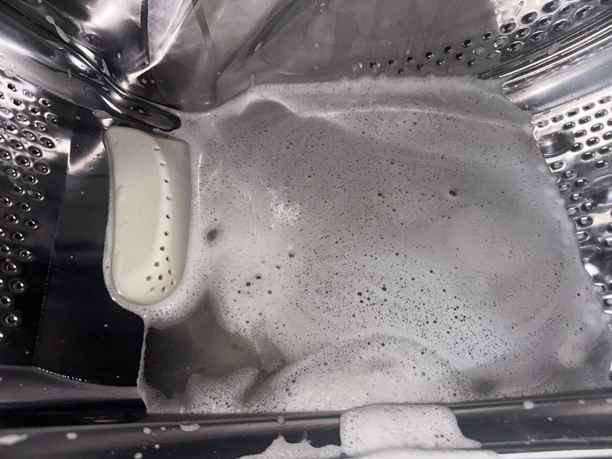 裝修後首洗：清洗專員揭開這部Whirlpool前置式洗衣機隱藏污垢🦠