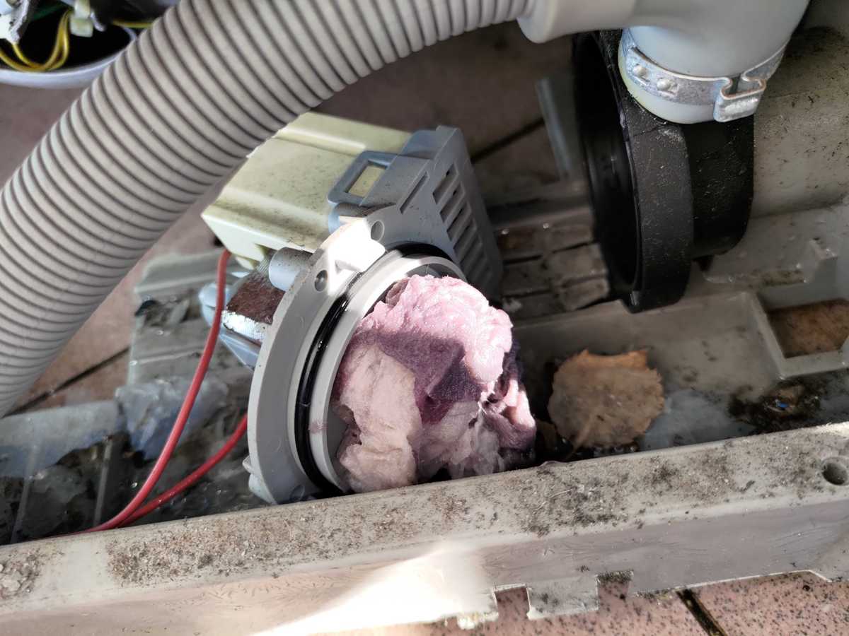 這部Zanussi ZWQ系列洗衣機E20故障碼：洗前檢查口袋避免排水泵堵塞 📝