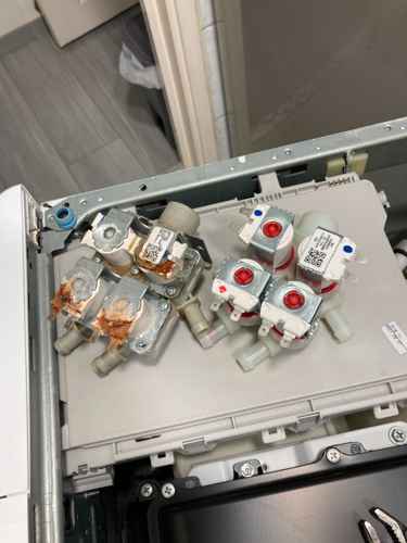 這部LG FC系列洗衣機不開機也漏水？師傅拆解竟發現生鏽入水掣💧