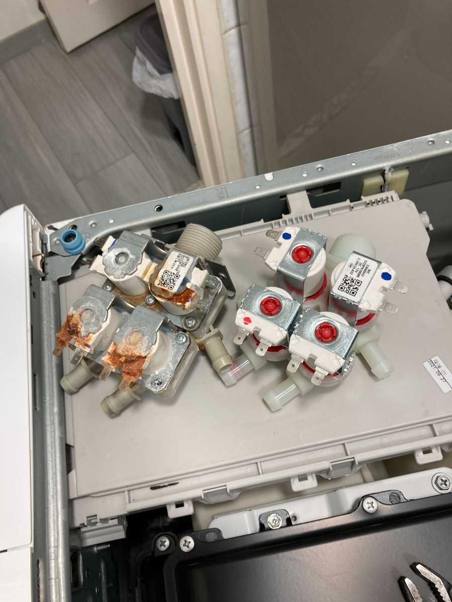 這部LG FC系列洗衣機不開機也漏水？師傅拆解竟發現生鏽入水掣💧