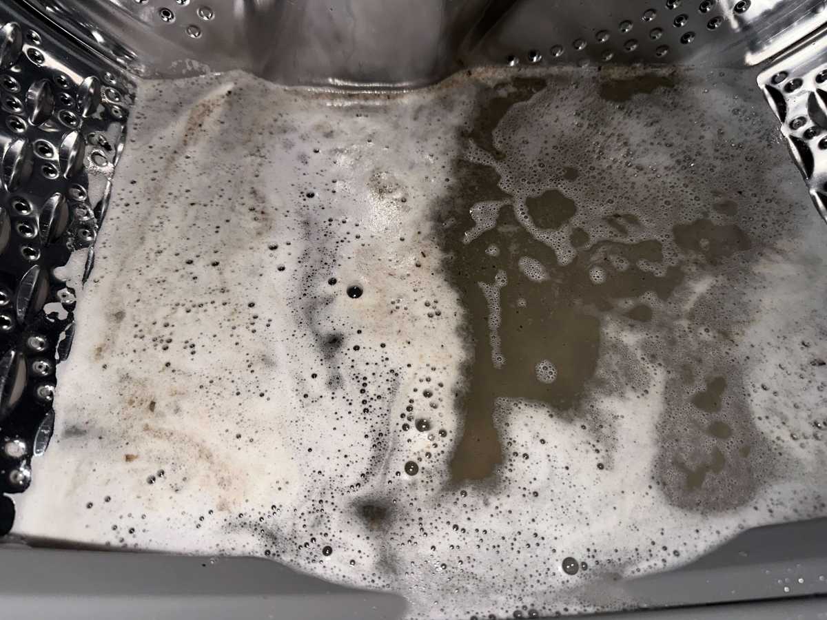 曾先生驚見黑水排出，清洗專員拆解這部日立牌前置式洗衣機🧺