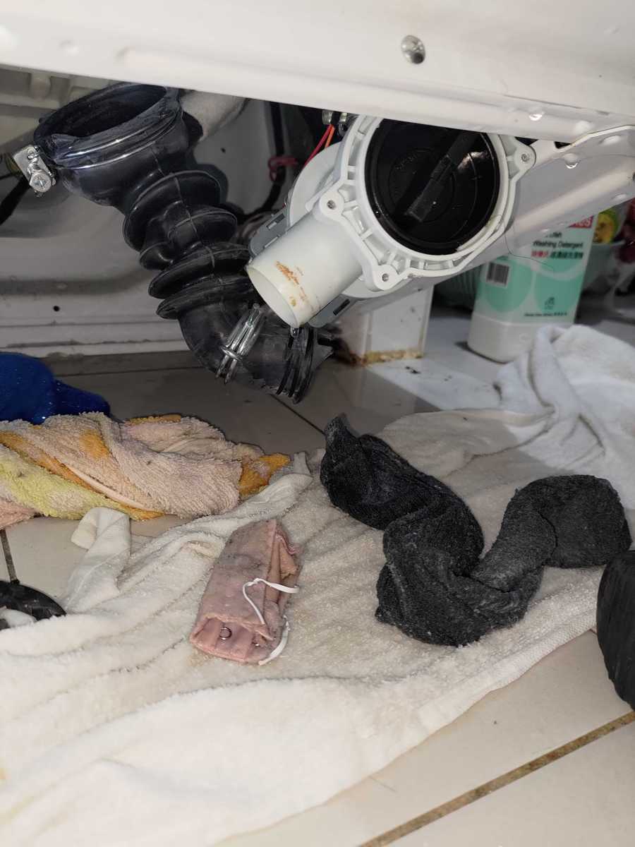 為何這部Zanussi ZWF系列洗衣機E21故障無法排水？襪子與內衣扣隱形塞 🤔