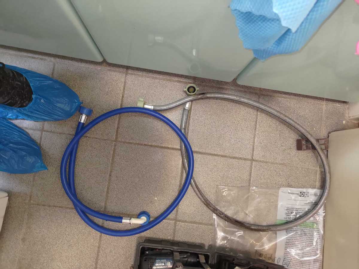 這部西門子WS系列洗衣機老化入水喉漏水，師傅僅用10分鐘完成更換 🕒