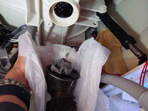 這部惠而浦FFCR系列洗衣機F05故障現場，竟因一件小型內衣🧺卡住排水系統