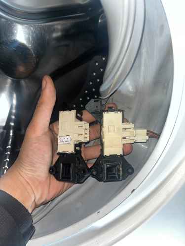 這部惠而浦AWO系列洗衣機機門無法鎖定🗝️師傅現場檢測發現門鎖掣老化