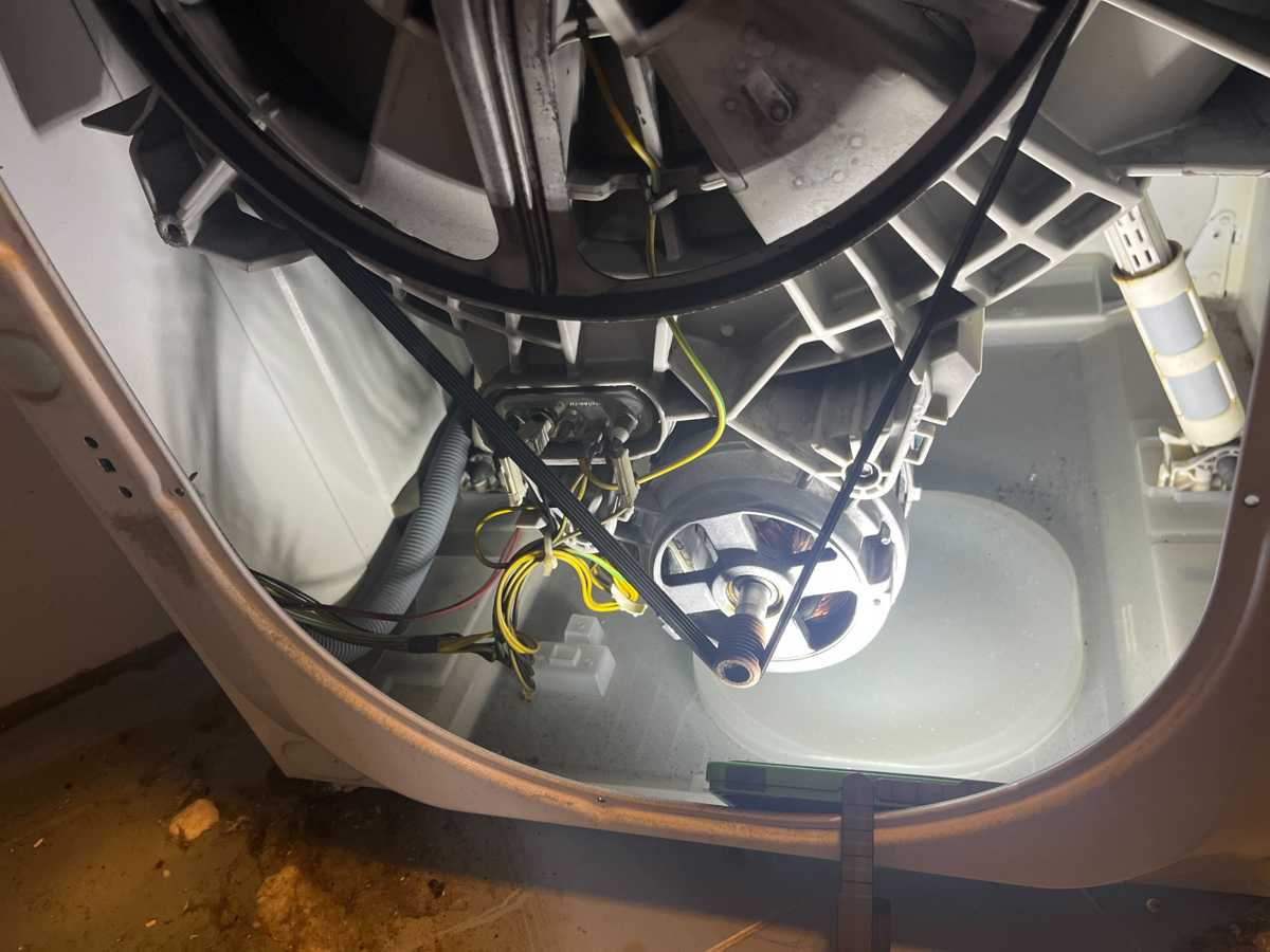 使用十年、每週2-3次，這部Zanussi ZWF系列洗衣機因摩打碳刷磨損罷工 🔍