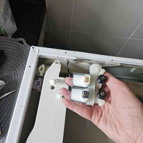 水龍頭開最大卻水流細如線？這部惠而浦CFCR系列洗衣機h2o故障究因 🔍