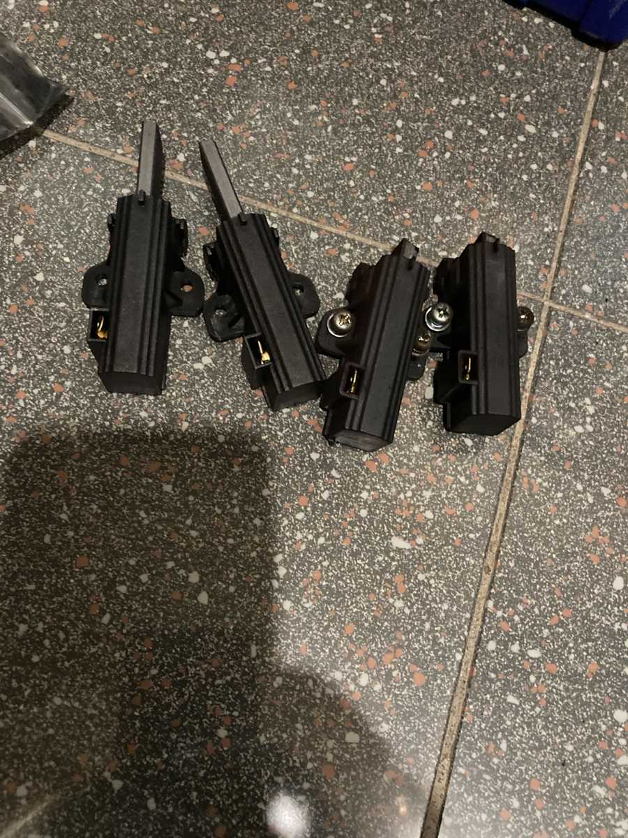 高頻高轉速使用，這部Hitachi BDW系列洗衣機F25故障碳刷磨損警鐘 📣